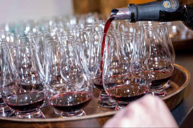Die erste Runde Portwein wird auf die Gläser verteilt