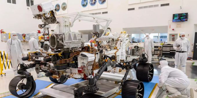 Ingenieure beobachten den ersten Fahrversuch des NASA-Rovers «Perseverance». nasa mars rover
