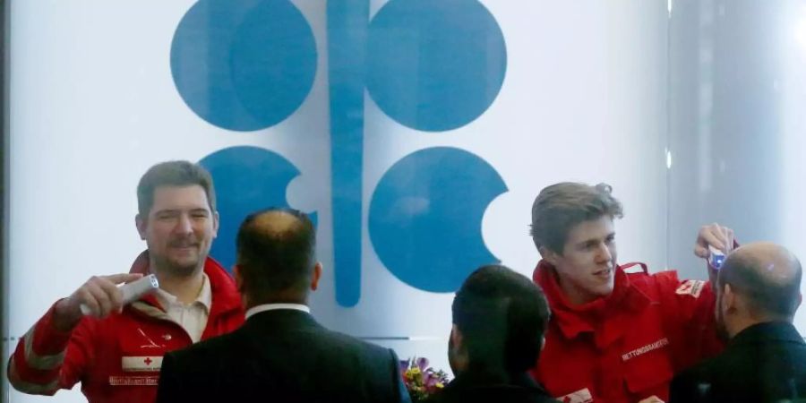 Das Coronavirus hat auch Auswirkungen auf die Opec - nicht nur in Bezug auf die Nachfrage nach Rohöl wegen der stockenden Wirtschaft, sondern auch für die Teilnehmer des Treffens in Wien. Rettungskräfte überprüfen deren Körpertemperatur. Foto: Ronald Zak/AP/dpa