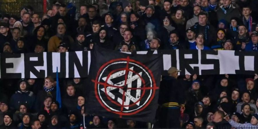 Fans protestierten während des Pokalspiels des 1. FC Saarbrücken gegen Fortuna Düsseldorf gegen den DFB. Foto: Oliver Dietze/dpa