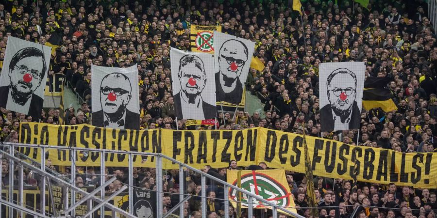 Die BVB-Fans mit Transparenten gegen den DFB.