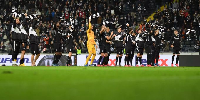 Nach Hanau-Attentat - Eintracht-Fans buhen Störer in Schweigeminute aus