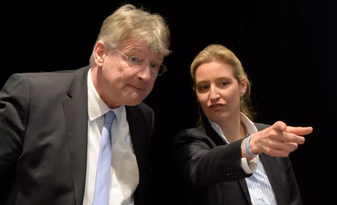 Die AfD-Bundestagsfraktionsvorsitzende Alice Weidel steht neben dem Bundesvorsitzenden Jörg Meuthen. Meuthen will vor Gericht