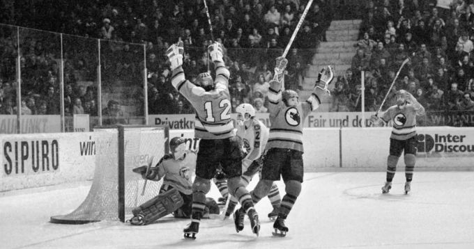 Roland Dellsperger (Nr 12) vom SCB jubelt in einem Spiel gegen Langnau 1977. SCB Langnau