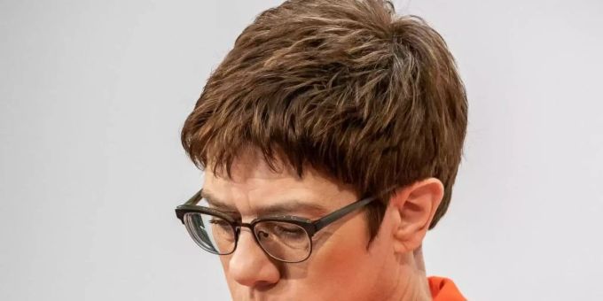 Es gibt Tage, da macht es einfach keinen Spass: CDU-Chefin Annegret Kramp-Karrenbauer nimmt zum Polit-Chaos in Thüringen Stellung. Foto: Michael Kappeler/dpa Es gibt Tage, da macht es einfach keinen Spass: CDU-Chefin Annegret Kramp-Karrenbauer nimmt zum Polit-Chaos in Thüringen Stellung. Foto: Michael Kappeler/dpa