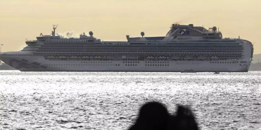 Das Kreuzfahrtschiff «Diamond Princess» liegt in Yokohama vor Anker. Foto: -/Kyodo News/AP/dpa