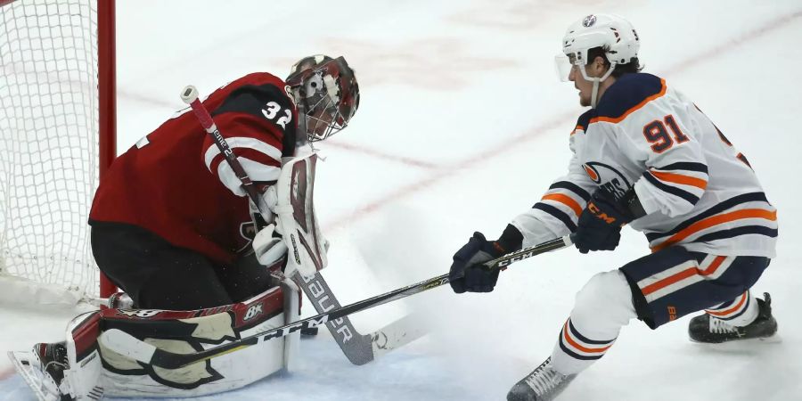 Gaëtan Haas (r.) versucht Arizona-Goalie Antti Raanta zu bezwingen.