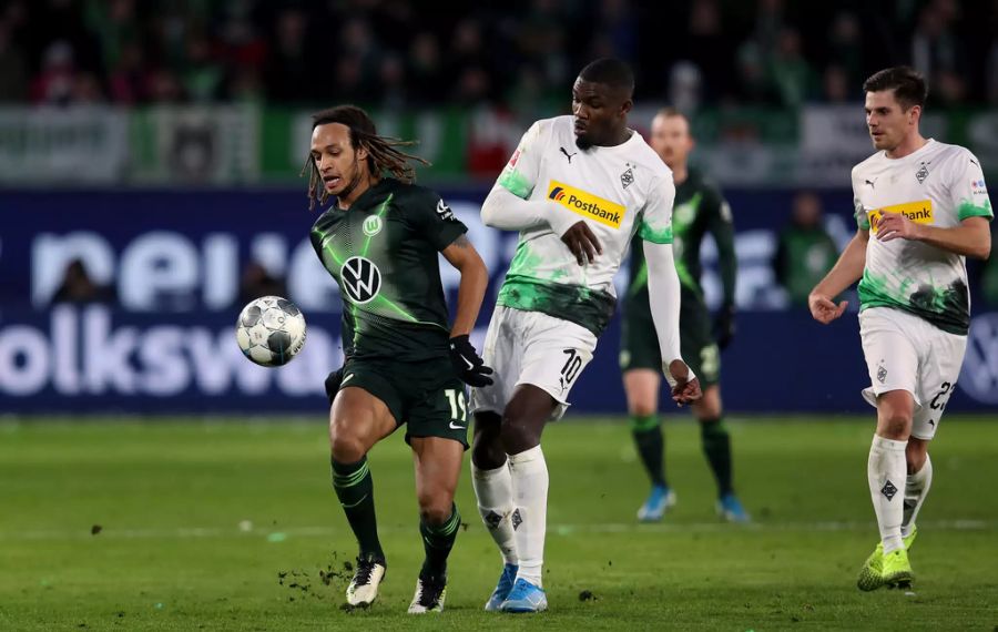 Im vergangenen Sommer entscheidet sich Mbabu für einen Wechsel in die Bundesliga. Wolfsburg lässt sich seine Dienste über neun Millionen Euro kosten.