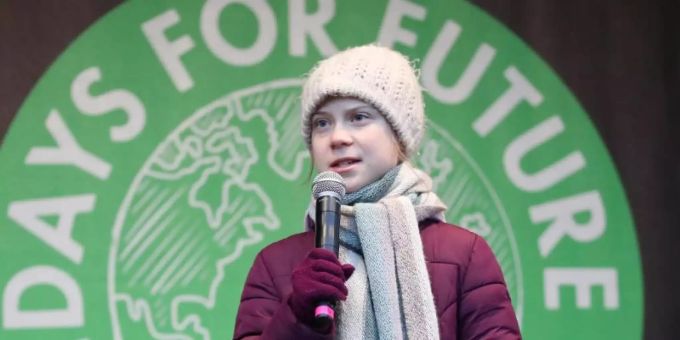 Stockholm - Greta Thunberg protestiert wegen Corona-Krise daheim