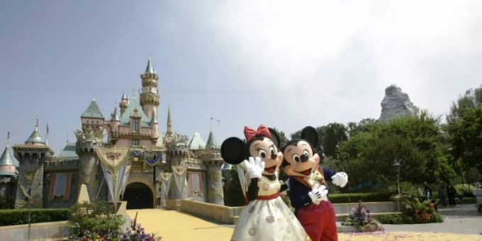 Disney-Figuren vor dem Vergnügungspark in Kalifornien. Disney