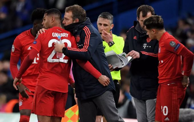 Trainer Hansi Flick gibt Mittelfeldspieler Serge Gnabry Anweisungen während eines Spiels von Bayern München. Hansi Flick Bayern München