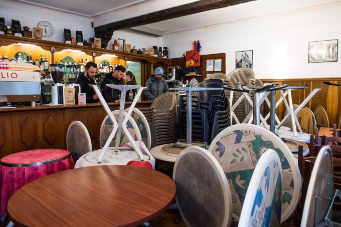 Eine Bar in Bellinzona TI. Ticino: nuove misure restrittive per contenere la pamdemia di COVID-19 Coronavirus in Ticino