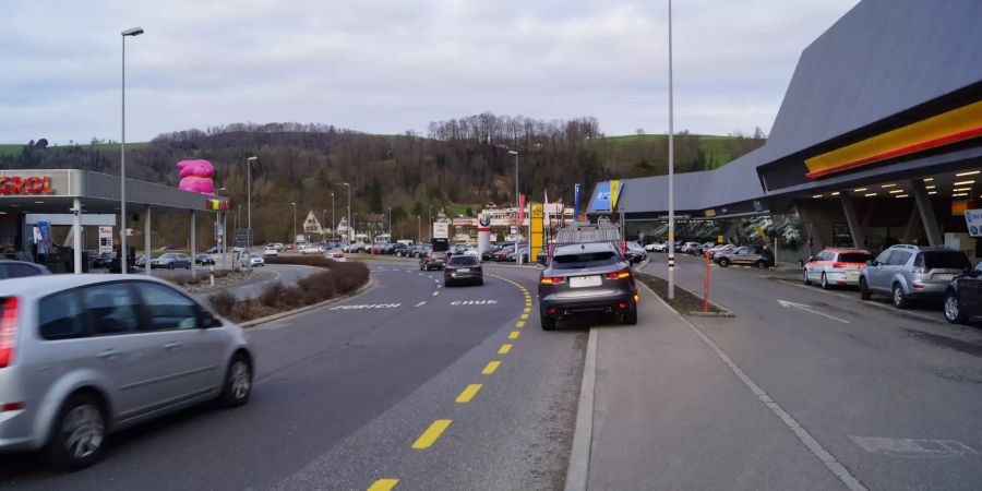Baar ZG: Fussgängerin angefahren und verletzt