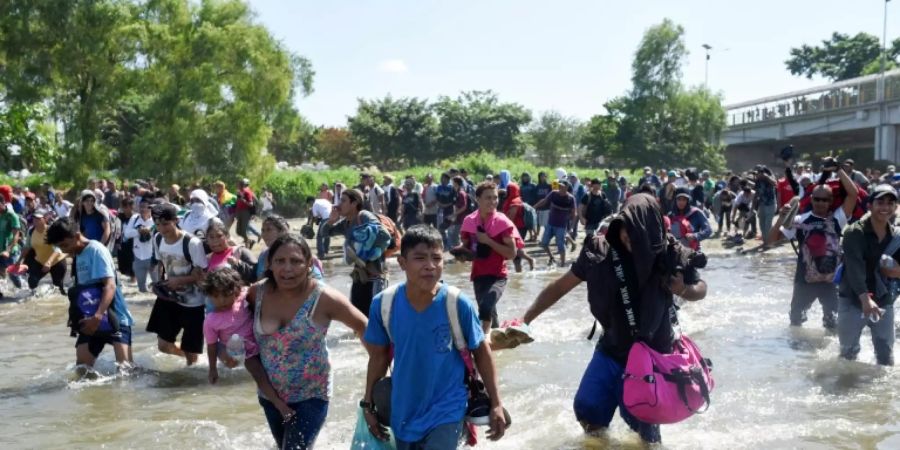 Zentralamerikanische Migranten durchqueren den Grenzfluss zu Mexiko