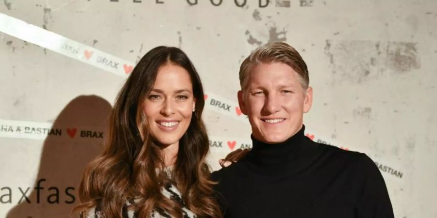 Bastian Schweinsteiger und seine Frau Ana Schweinsteiger-Ivanovic auf der Berliner Fashion Week. Foto: Jens Kalaene/dpa-Zentralbild/dpa