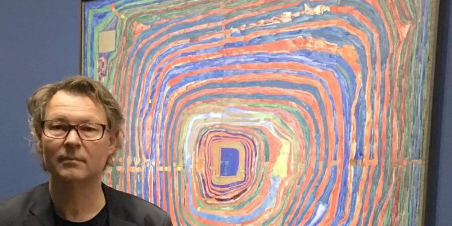 Der Direktor des Leopold Museums, Hans-Peter Wipplinger, steht vor dem Bild "Der grosse Weg" (1955) von Friedensreich Hundertwasser. Foto: Matthias Röder/dpa