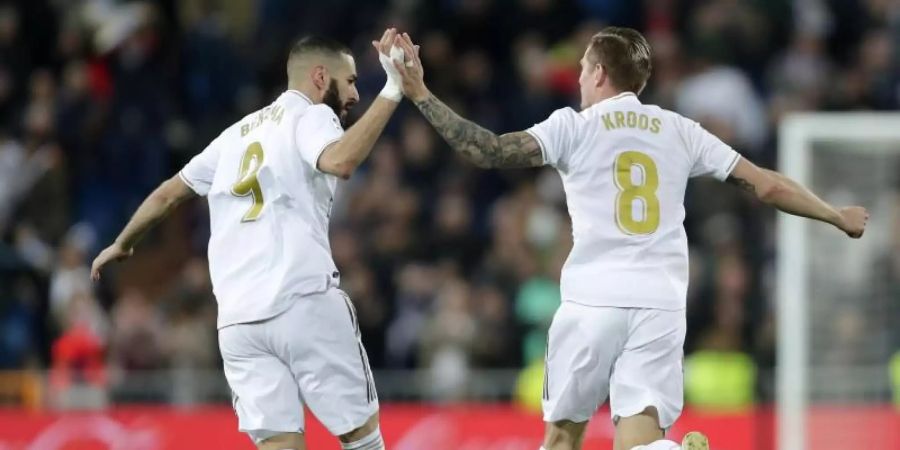 Torschütze Toni Kroos (r) feiert sein Tor mit Mannschaftskamerad Karim Benzema. Foto: Manu Fernandez/AP/dpa