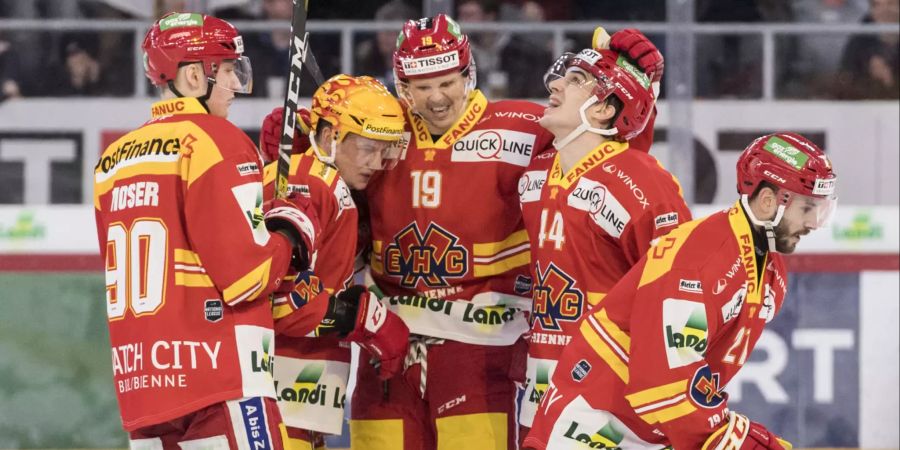 Die Bieler Spieler jubeln nach dem Tor zum 1:0 von Jason Fuchs.