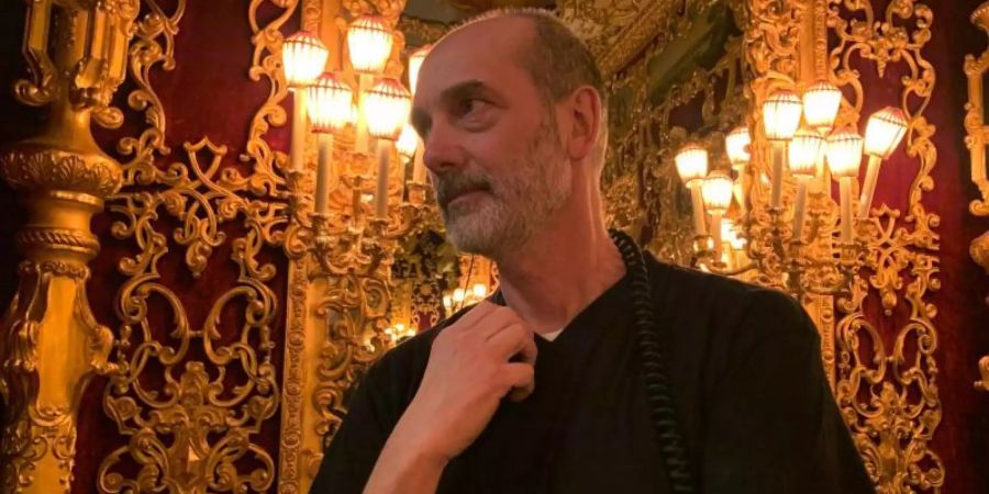 Andrea Muzzati, Technikchef der Oper von Venedig, erlebte sowohl den Brand in der Oper im Jahr 1996 als auch das Hochwasser 2019. Foto: Annette Reuther/dpa