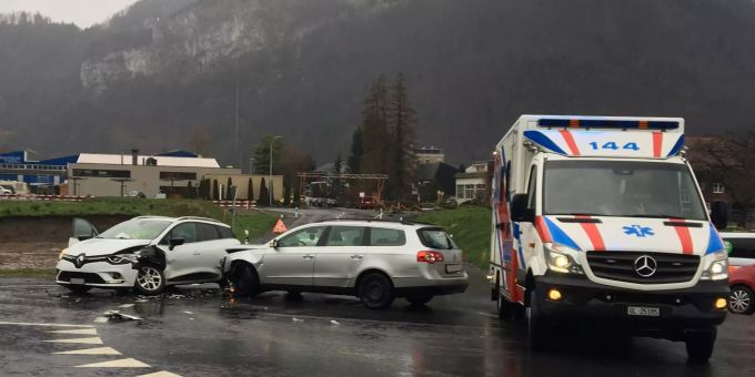 An den beiden Fahrzeugen entstand Totalschaden. Verkehrsunfall