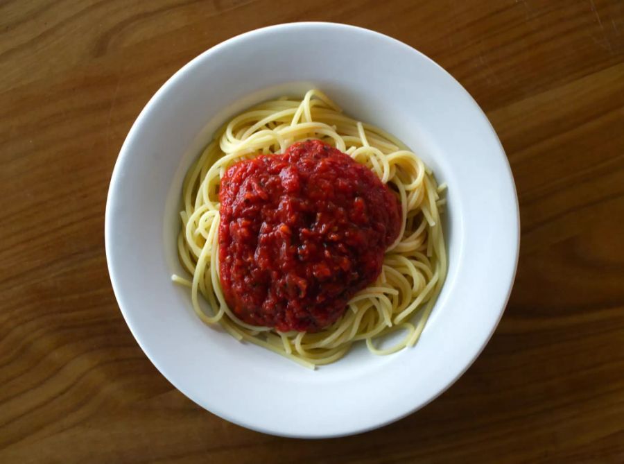 Ein Teller Spaghetti mit Tomatensauce