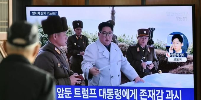 Fernsehübertragung mit Machthaber Kim Kong Un nach dem zweiten Abfeuern von Projektilen Fernsehübertragung mit Machthaber Kim Kong Un nach dem zweiten Abfeuern von Projektilen