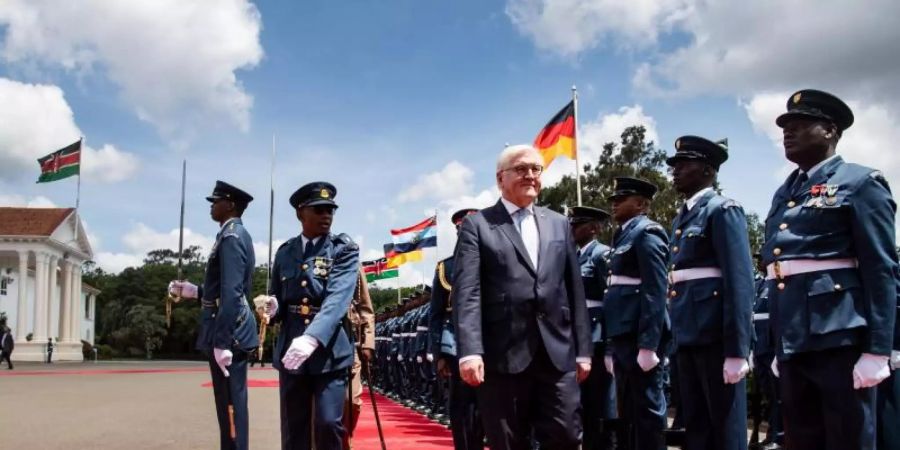 Bundespräsident Frank-Walter Steinmeier wird am Amtssitz des Präsidenten von Kenia mit militärischen Ehren begrüsst. Foto: Bernd von Jutrczenka/dpa