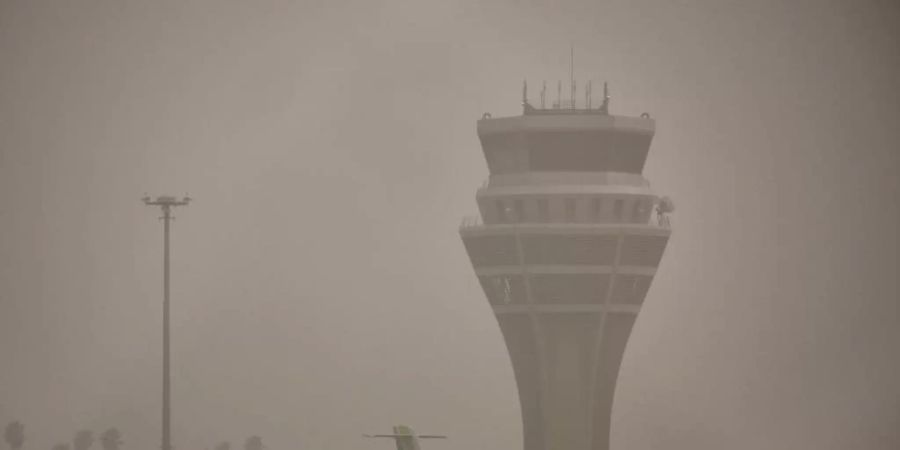 Der Flughafen Santa Cruz de Tenerife. Der Sandstorm bringt den Flugverkehr auf den kanarischen Inseln weiterhin durcheinander. Foto: Andres Gutierrez/AP/dpa