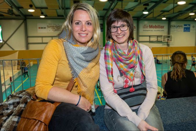 Kommen alle Jahre wieder an die Unihockeynight. Daniela Neuhaus (l) und Manuela Gerber (r).