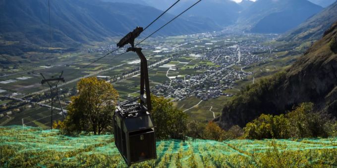 Ein Baum stürzte auf das Tragseil einer Seilbahn, worauf etwa 40 Personen in den Gondeln eingeschlossen blieben. (Symbolbild) seilbahn