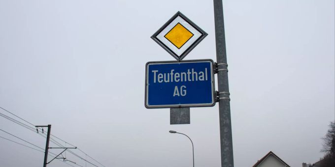 Ortsschild in Teufenthal. Ortsschild in Teufenthal.