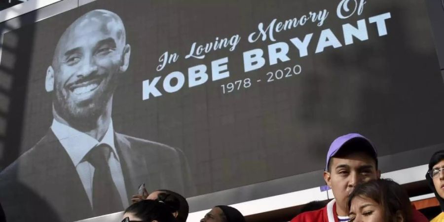 Fans während einer Gedenkveranstaltung für Kobe Bryant.