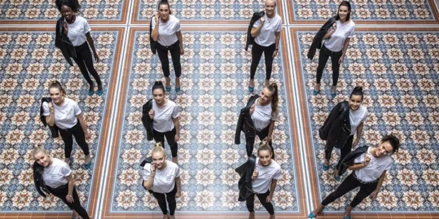 Die 16 Kandidatinnen für die Wahl der diesjährigen «Miss Germany». Foto: Patrick Seeger/dpa