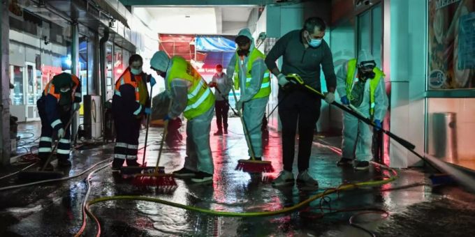 Arbeiter desinfizieren einen Marktplatz in Bukarest Arbeiter desinfizieren einen Marktplatz in Bukarest