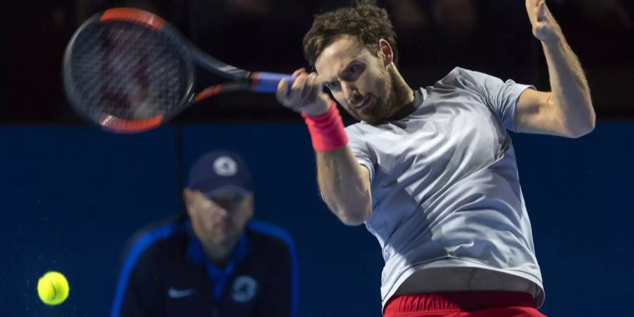 Ernests Gulbis schlägt eine Vorhand an den Swiss Indoors in Basel 2018.