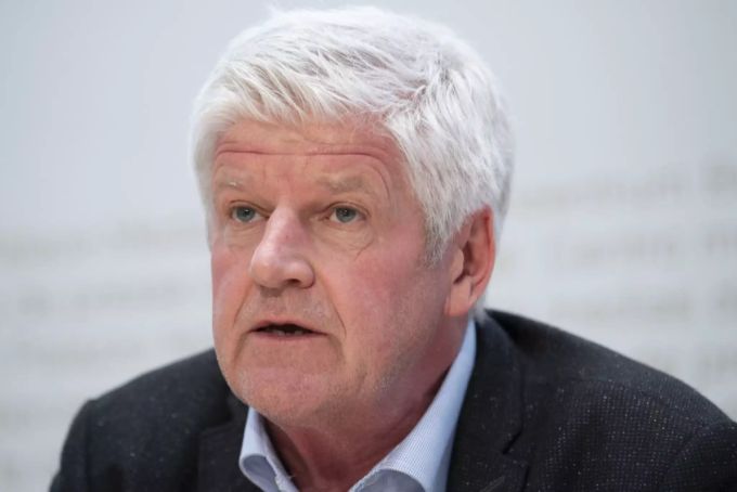 Hans-Peter Lenz erklärt an der Pressekonferenz am Montag, dass das EDA derzeit mit der grössten Rückholaktion aller Zeiten beschäftigt sei. hans-peter lenz