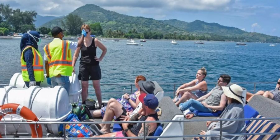 Beamte auf Bali messen Fieber bei Touristen