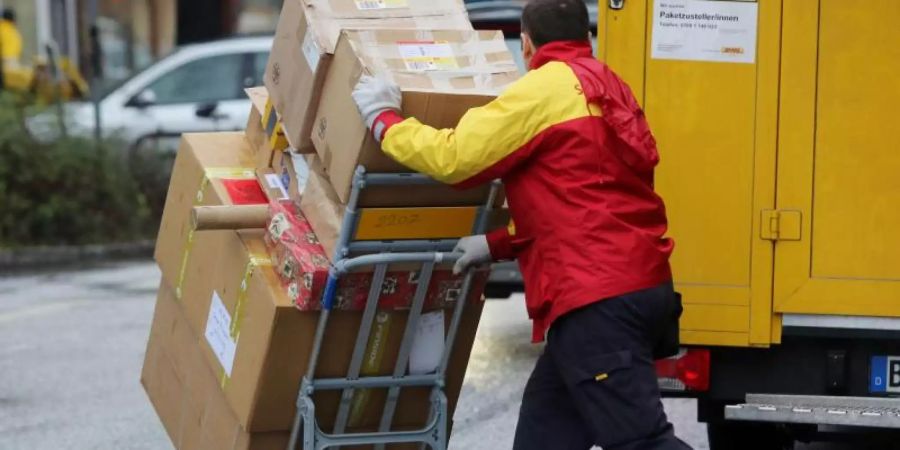 Die Post nimmt bei der Paketzustellung keine Unterschriften mehr entgegen. Foto: Malte Christians/dpa