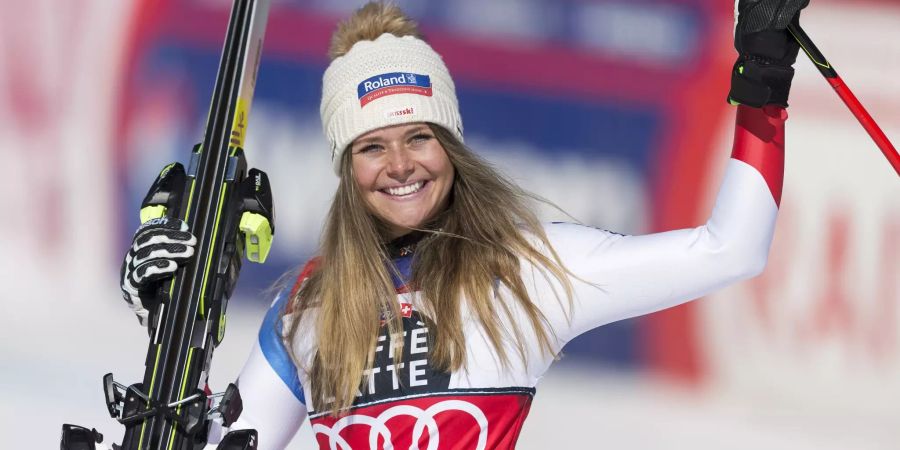 Corinne Suter ist sowohl in der Abfahrt als auch im Super-G die beste Athletin der Saison.