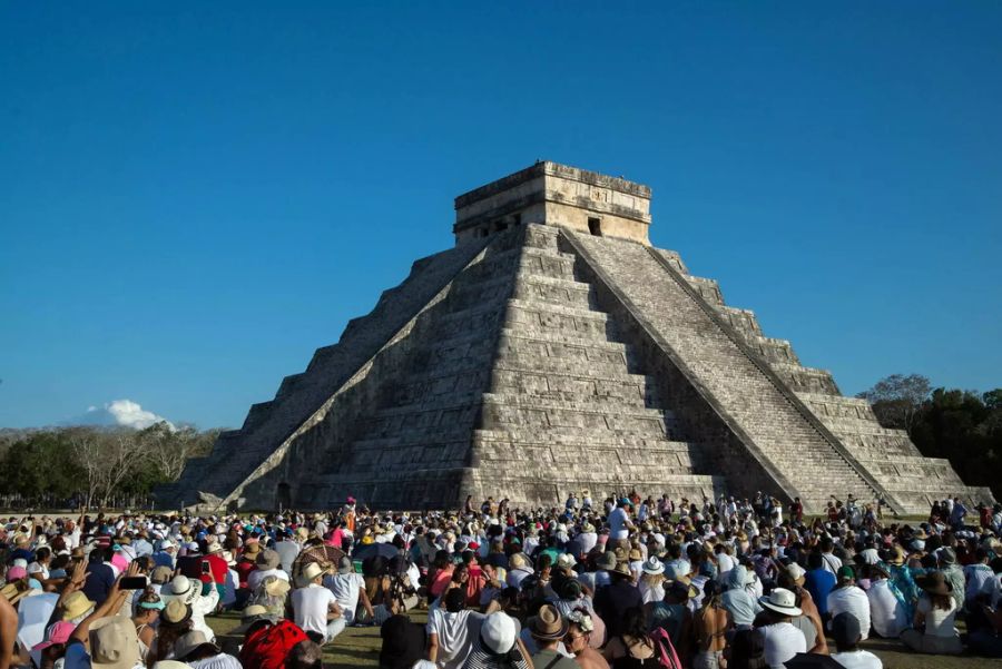 In Mexiko versammeln sich die Menschen für die Sommerwende vor den Ruinen der aztekischen Pyramiden. Hier wird ein natürliches Schattenspektakel erwartet.