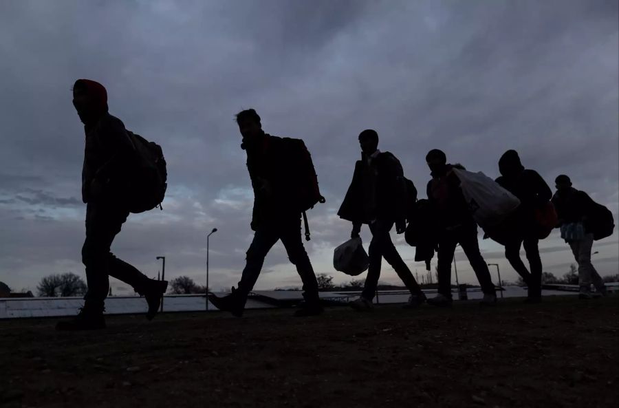 Refugees and migrants gather at the Turkish-Greek land border