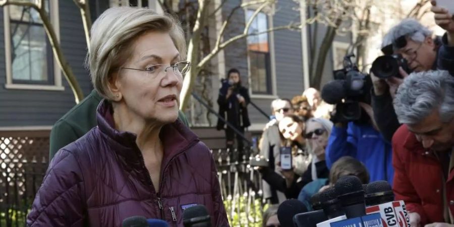 Senatorin Elizabeth Warren äussert sich vor ihrem Haus in Cambridge gegenüber Pressevertretern. Foto: Steven Senne/AP/dpa