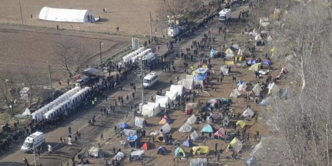 Das Luftbild aus einem Hubschrauber des türkischen Innenministeriums zeigt Migranten, die an der türkisch-griechischen Grenze bei Pazarkule für Lebensmittel anstehen. Foto: --/Turkish Interior Ministry/AP/dpa Flüchtlinge Türkei