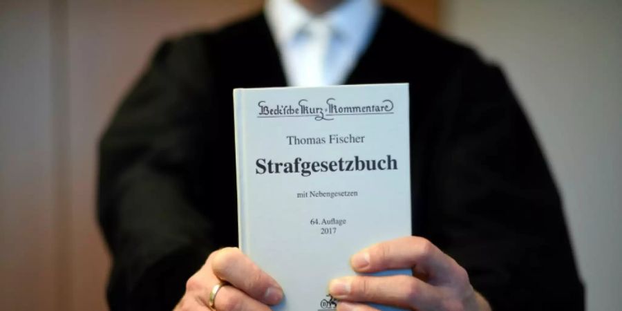 Richter mit Strafgesetzbuch