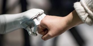 EPFL - Neue Roboterhand kann trotz weniger Technik Objekte greifen
