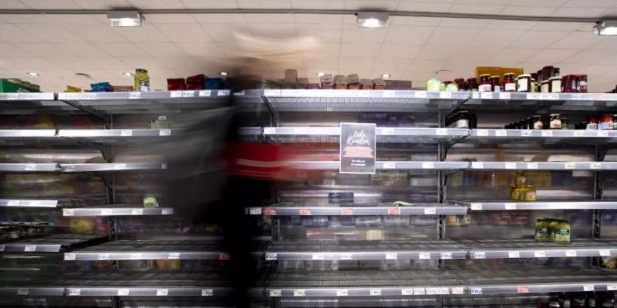 Laut Marktforschern ist für viele Verbraucher der Umgang mit der Krise mittlerweile ein Stück weit Routine geworden. Foto: Christoph Soeder/dpa