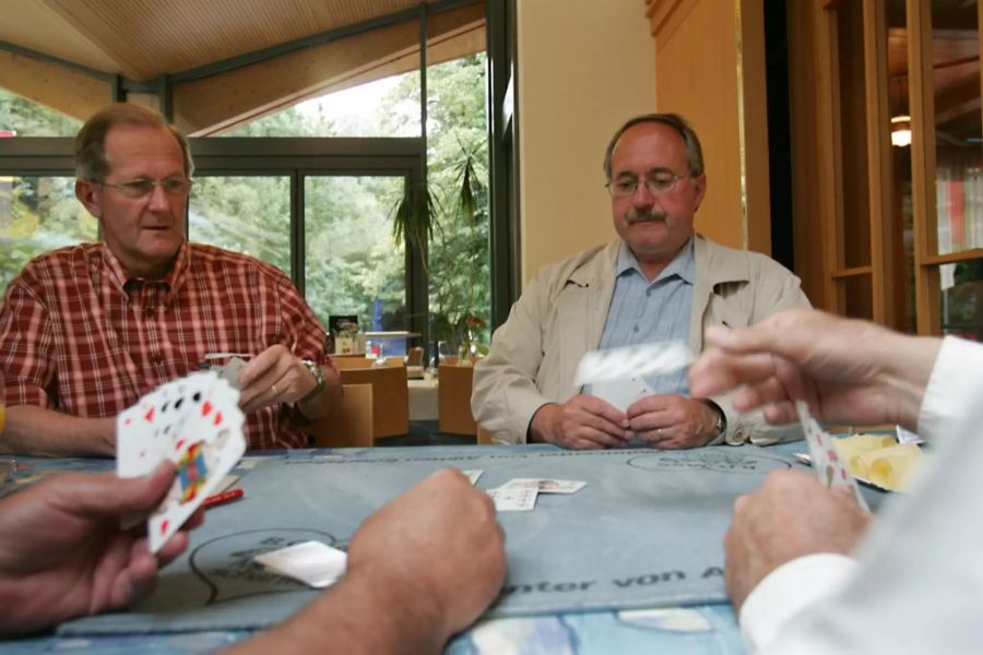 Bundesrat Joseph Deiss, links, und Bundespraesident Samuel Schmid, rechts, jassen am Freitag, 1. Juli 2005 im Restaurant der Aareschlucht. Der geplante Spaziergang durch die Aareschlucht fiel wegen dem schlechten Wetter aus.