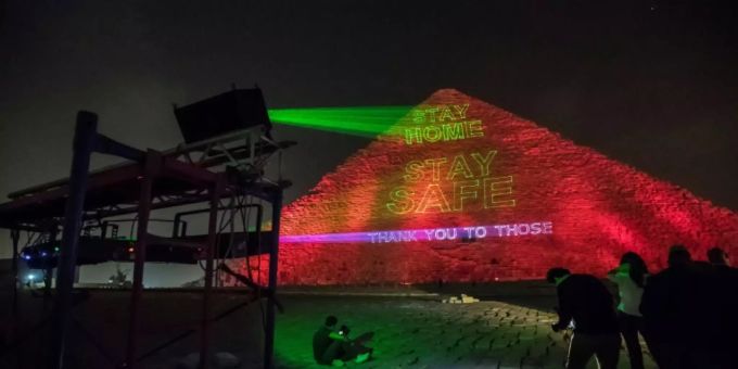 Kairo - Grosse Pyramide in Gizeh mit Slogans zur Corona-Krise erleuchtet