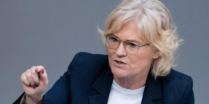 «Die Freiwilligkeit ist ein ganz wichtiger Aspekt. Da können und wollen wir nicht drumherum»: Bundesjustizminiterin Christine Lambrecht. Foto: Kay Nietfeld/dpa «Die Freiwilligkeit ist ein ganz wichtiger Aspekt. Da können und wollen wir nicht drumherum»: Bundesjustizminiterin Christine Lambrecht. Foto: Kay Nietfeld/dpa
