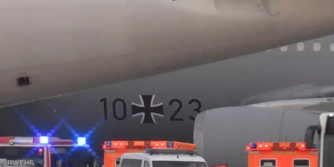 Rettungskräfte und Polizisten stehen neben dem Flugzeug bereit. Foto: Boris Roessler/dpa
